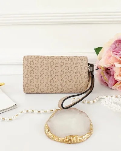 Cartera Guess para dama color cafe claro.