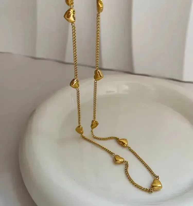 Collar de acero de titanio con baño oro