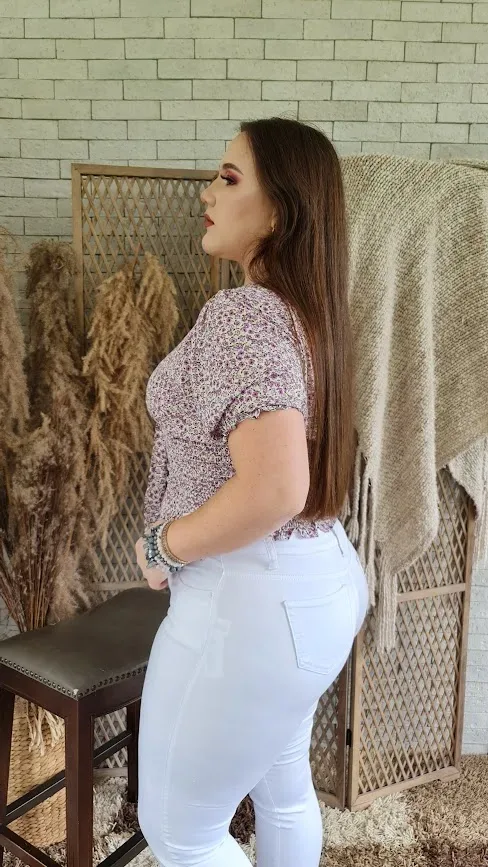 Blusa para dama color blanco con estampado floral morado 4796