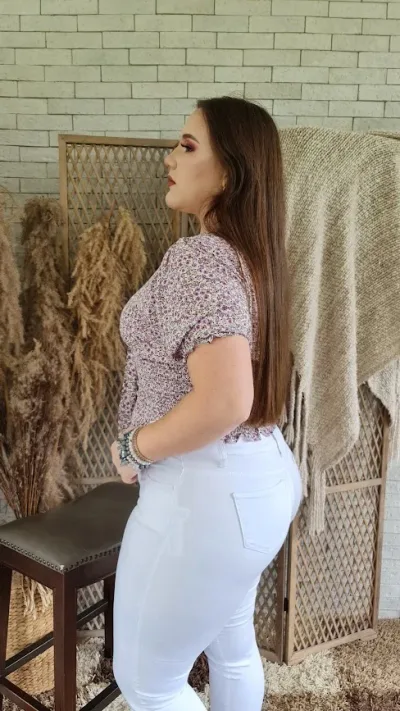 Blusa para dama color blanco con estampado floral morado 4796