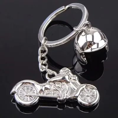 Llavero con diseño de moto y casco