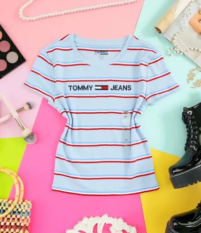Camiseta Tommy Hilfiger para dama diseño a rayas color azul, rojo, celeste y blanco