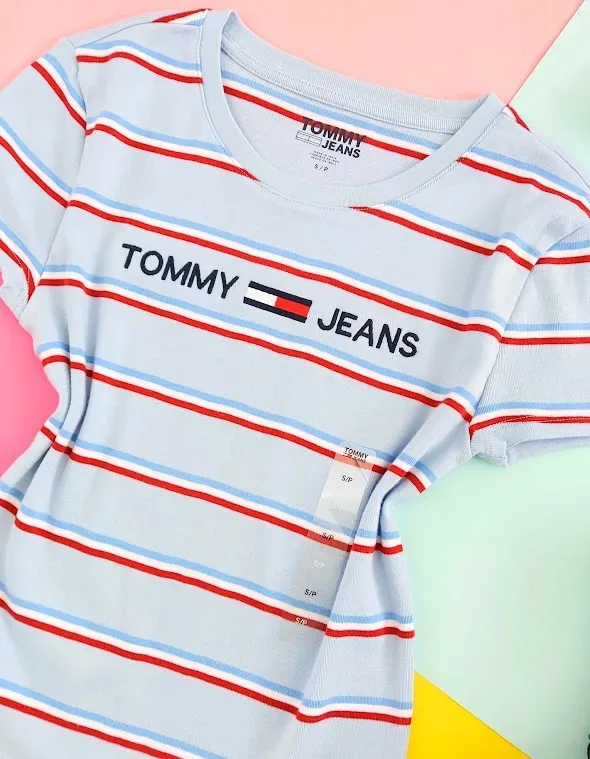 Camiseta Tommy Hilfiger para dama diseño a rayas color azul, rojo, celeste y blanco