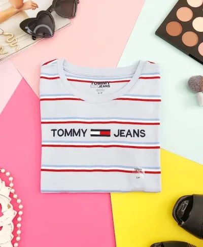 Camiseta Tommy Hilfiger para dama diseño a rayas color azul, rojo, celeste y blanco