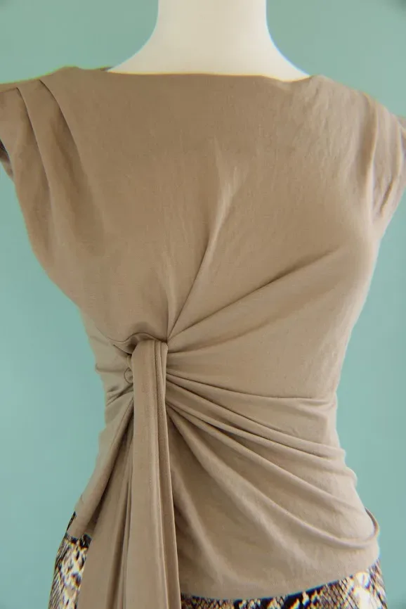 Blusa By the River para dama color beige oscuro