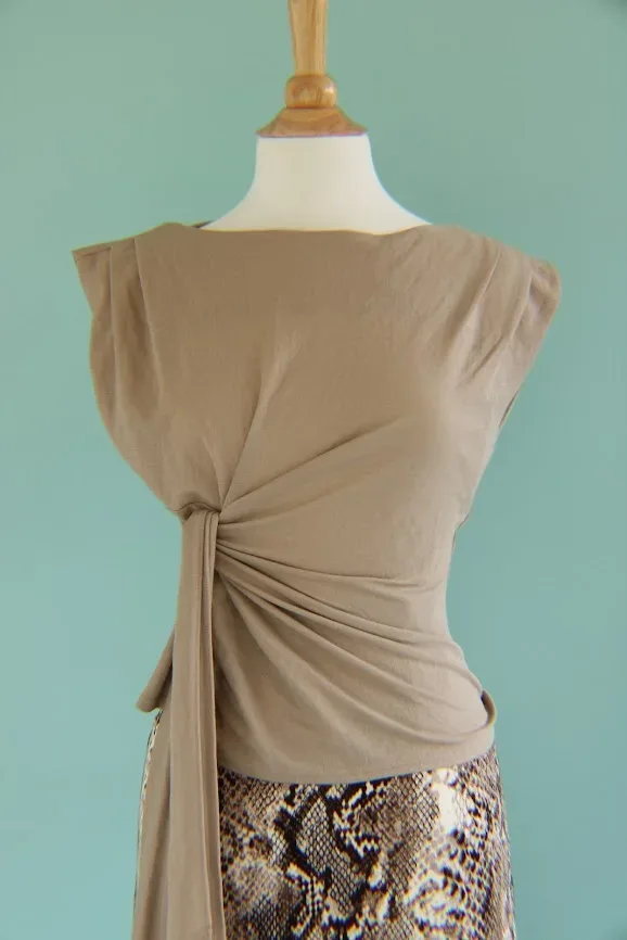 Blusa By the River para dama color beige oscuro
