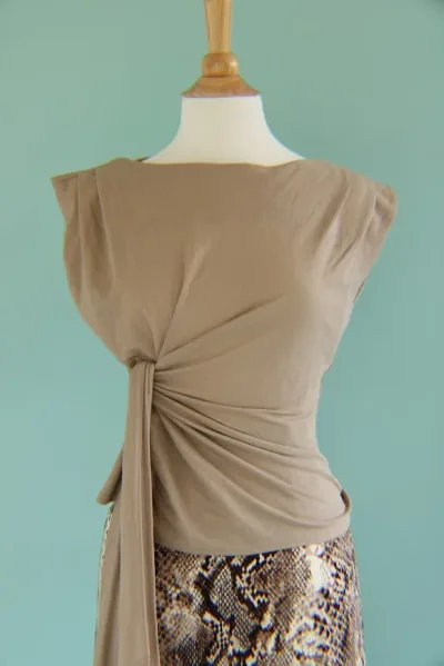 Blusa By the River para dama color beige oscuro