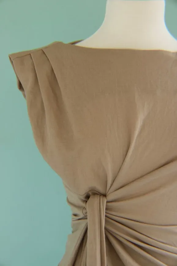 Blusa By the River para dama color beige oscuro
