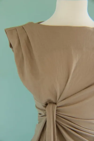 Blusa By the River para dama color beige oscuro