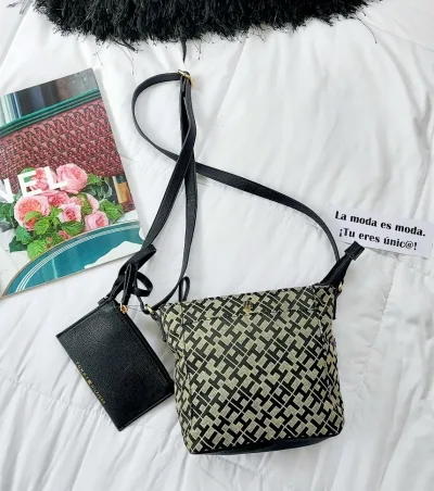 Bolso Tommy Hilfiger para dama color negro