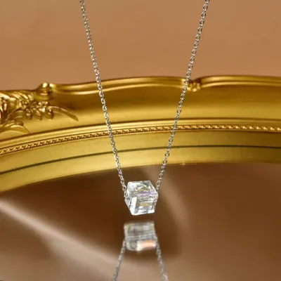 Collar de acero de titanio con diseño geométrico
