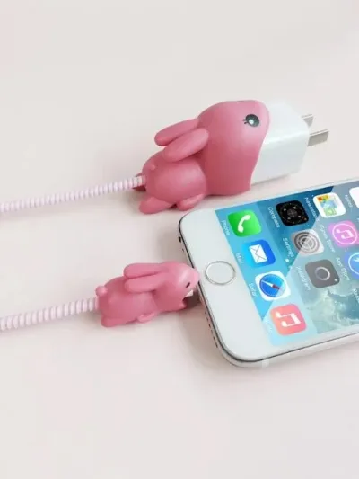 Funda protectora para cargador rosa diseño de conejo