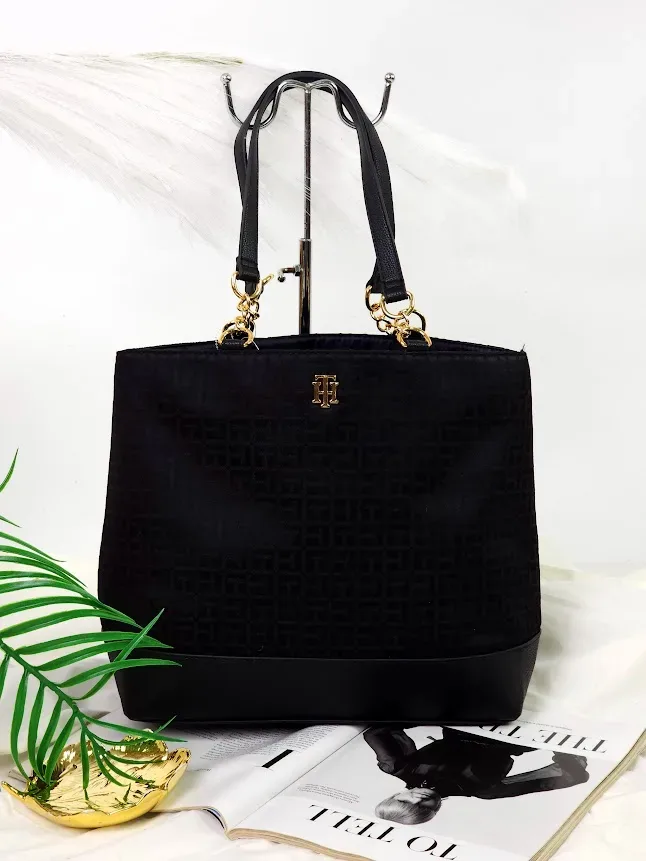 Bolso Tommy Hilfiger para dama color negro