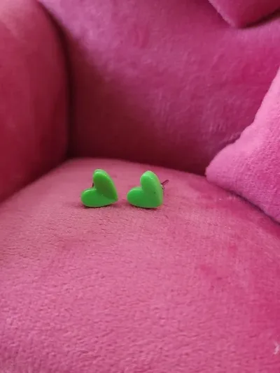 Par de aretes para dama diseño de corazón verde