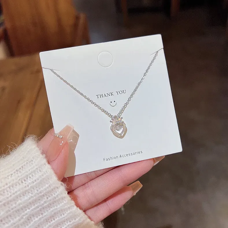 Collar de acero de titanio con dije de corona