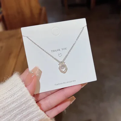 Collar de acero de titanio con dije de corona