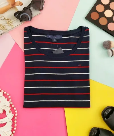 Camiseta Tommy Hilfiger para dama diseño a rayas color rojo, azul y blanco