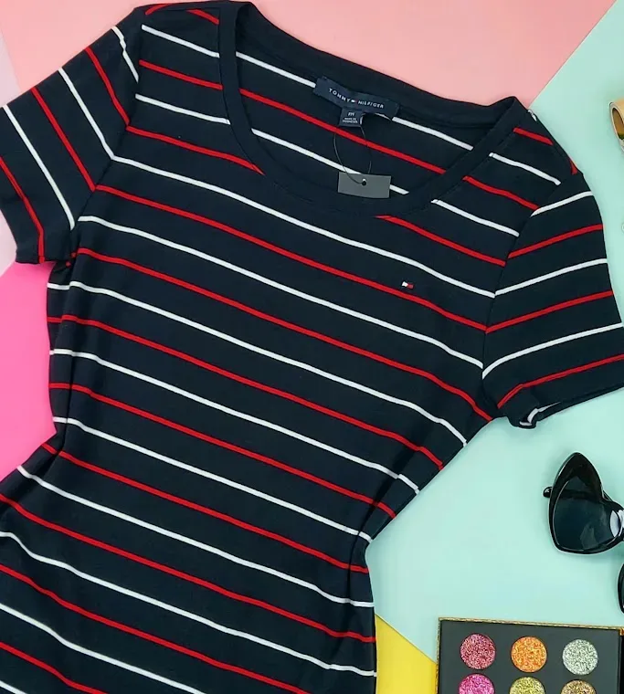 Camiseta Tommy Hilfiger para dama diseño a rayas color rojo, azul y blanco
