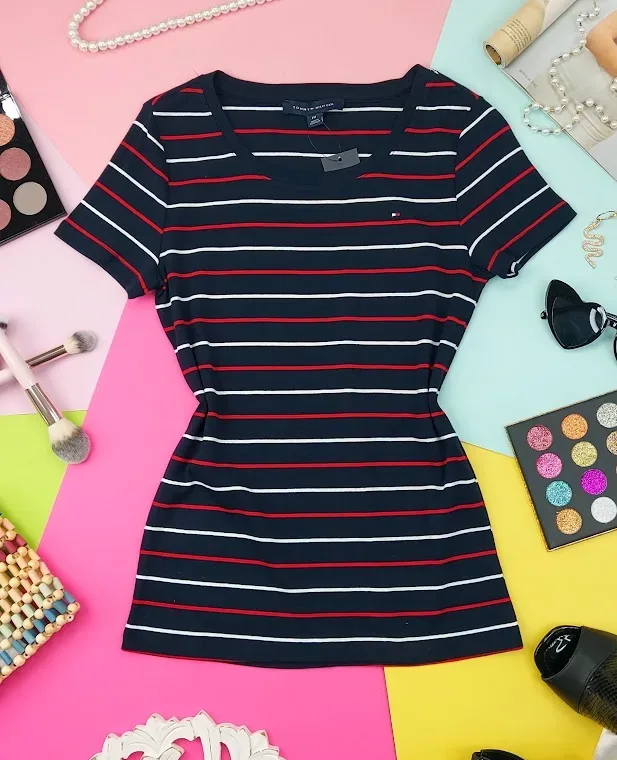 Camiseta Tommy Hilfiger para dama diseño a rayas color rojo, azul y blanco