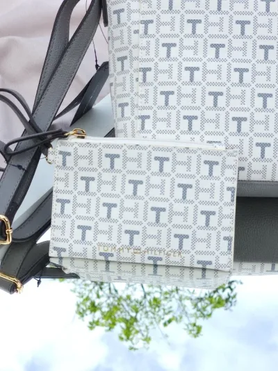 Bolso Tommy Hilfiger para dama color gris