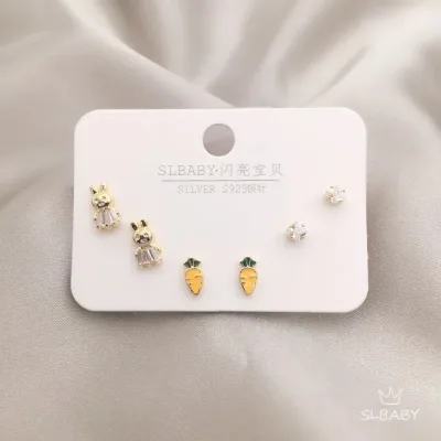 Set de aretes plata 925 con baño de oro diseño de conejo y zanahoria