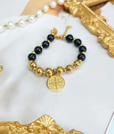 Pulsera de acero dorado con negro