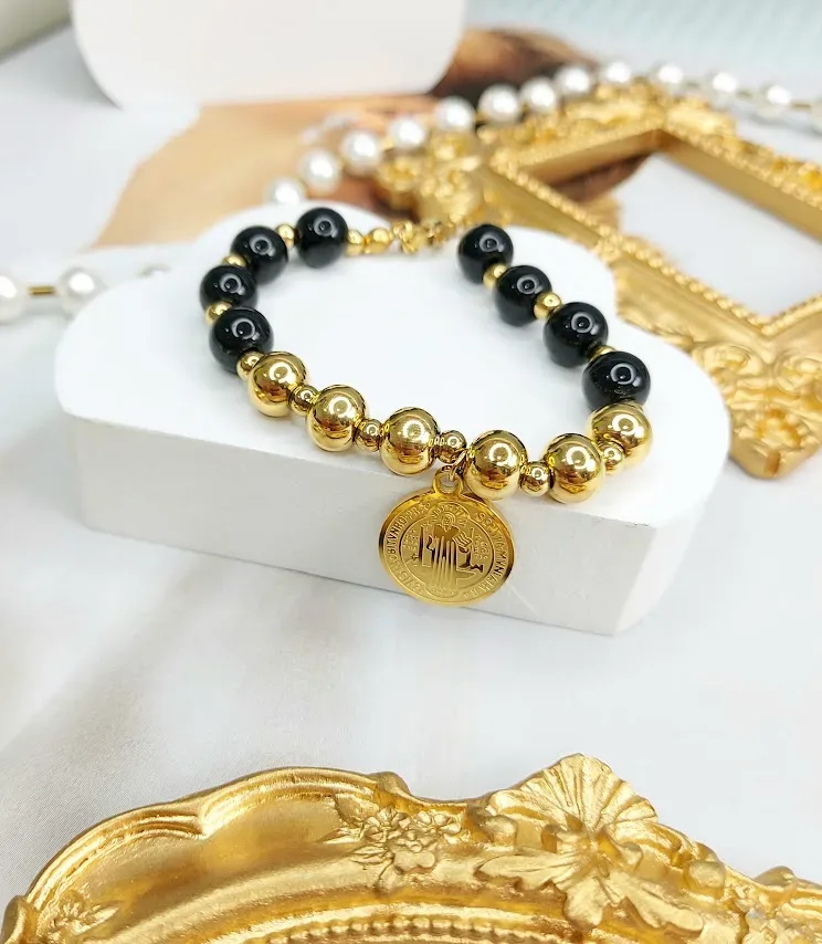 Pulsera de acero dorado con negro