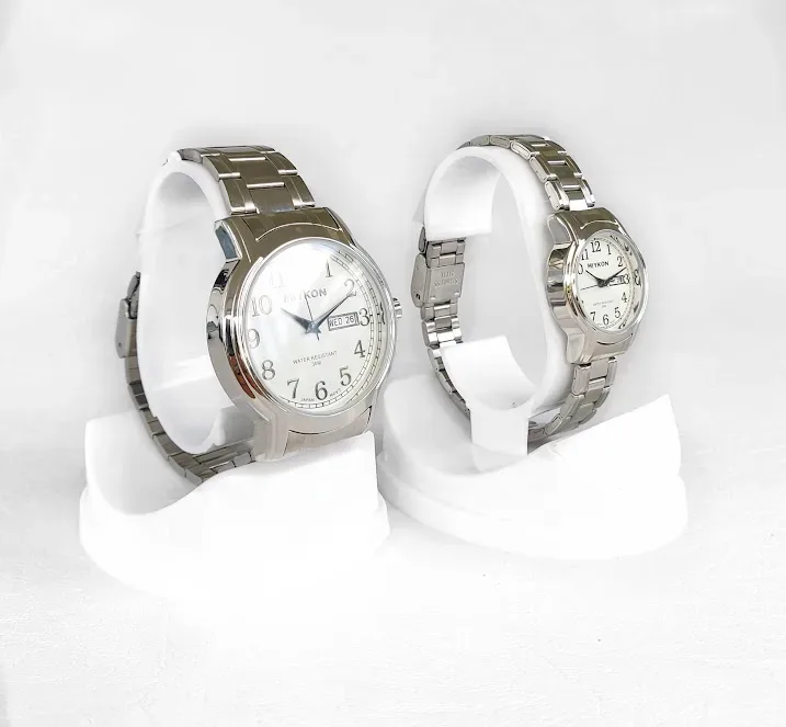 Conjunto de relojes MIYKON para dama y caballero color plateado