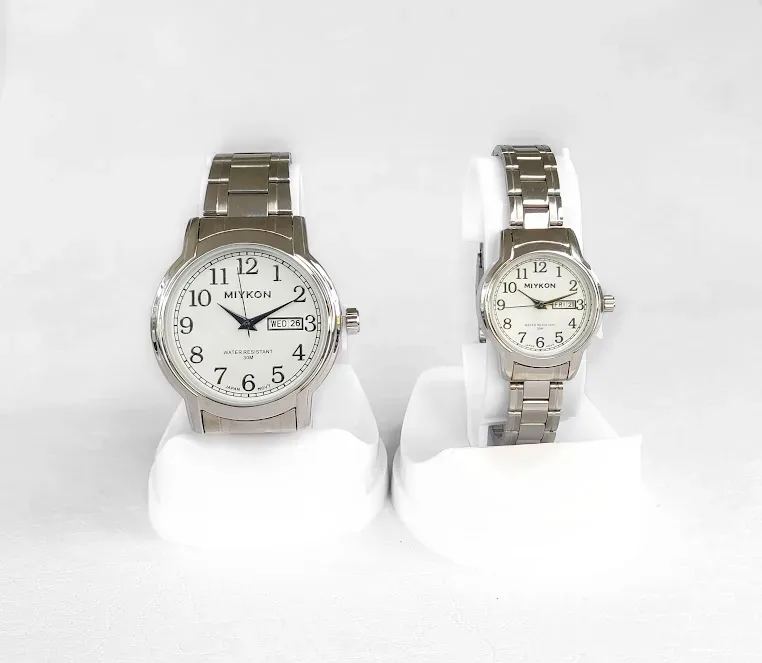 Conjunto de relojes MIYKON para dama y caballero color plateado