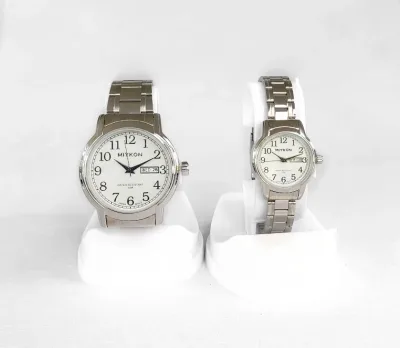 Conjunto de relojes MIYKON para dama y caballero color plateado
