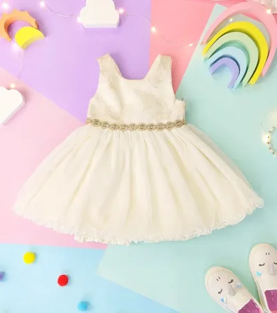Vestido para niña con detalles de perlas incluye calzón