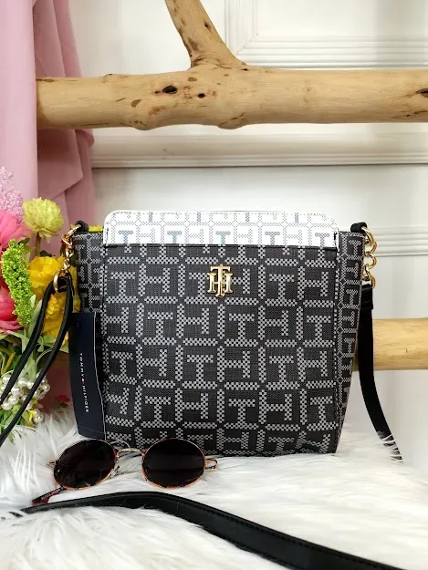Bolso de hombro Tommy Hilfiger para dama color negro y blanco