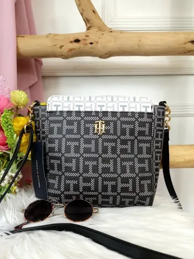 Bolso de hombro Tommy Hilfiger para dama color negro y blanco