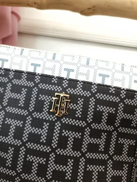 Bolso de hombro Tommy Hilfiger para dama color negro y blanco