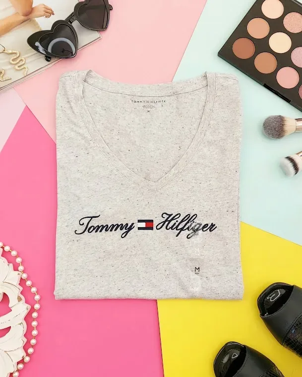 Camiseta Tommy Hilfiger para dama color gris con brillos