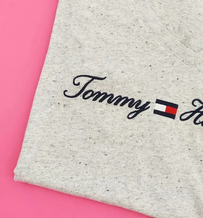 Camiseta Tommy Hilfiger para dama color gris con brillos