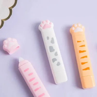 Corrector y goma en cinta con diseño en forma de patita de gato al azar