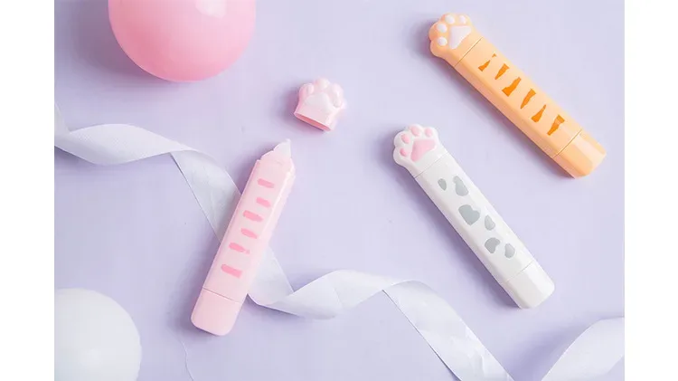 Corrector y goma en cinta con diseño en forma de patita de gato al azar