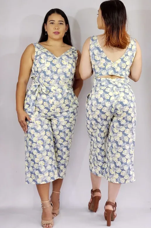 Enterizo Jenn y Jo para dama color azul grisáceo con diseño de hojas tropicales