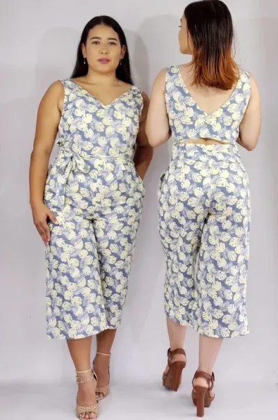 Enterizo Jenn y Jo para dama color azul grisáceo con diseño de hojas tropicales