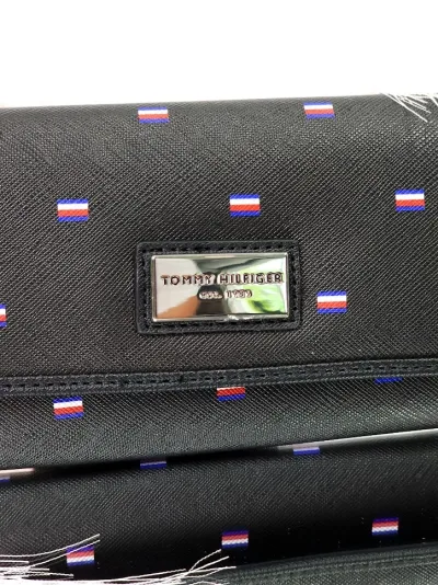 Cartera Tommy Hilfiger para dama diseño de banderas