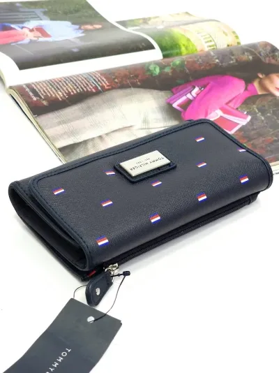 Cartera Tommy Hilfiger para dama diseño de banderas