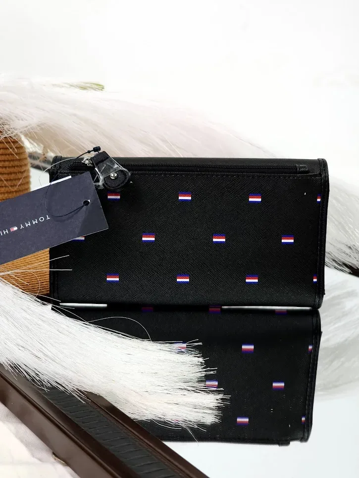 Cartera Tommy Hilfiger para dama diseño de banderas