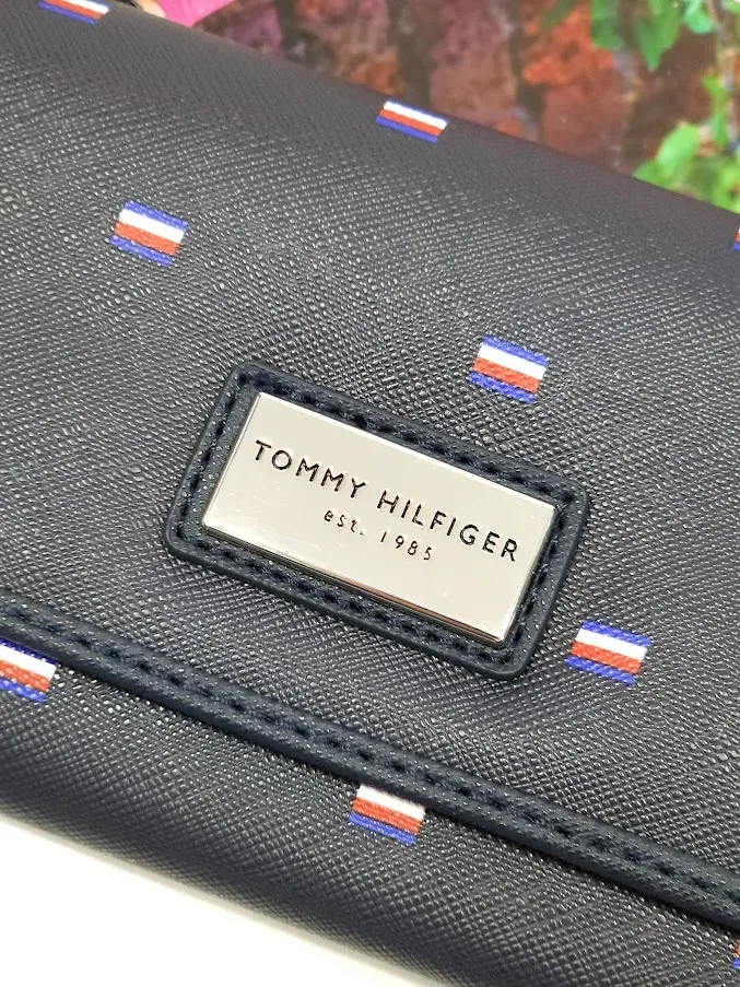 Cartera Tommy Hilfiger para dama diseño de banderas