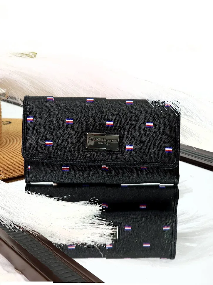Cartera Tommy Hilfiger para dama diseño de banderas