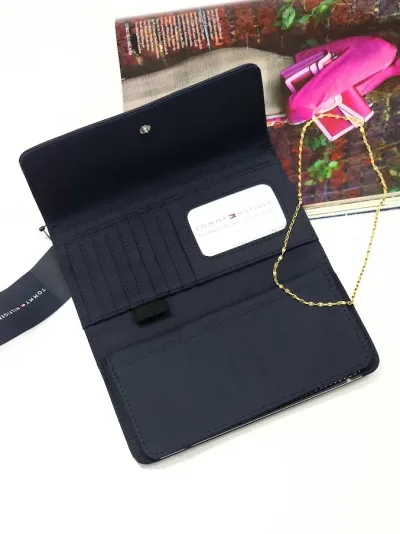 Cartera Tommy Hilfiger para dama diseño de banderas