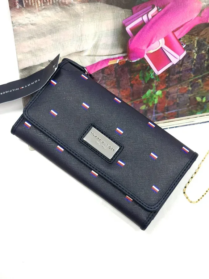 Cartera Tommy Hilfiger para dama diseño de banderas