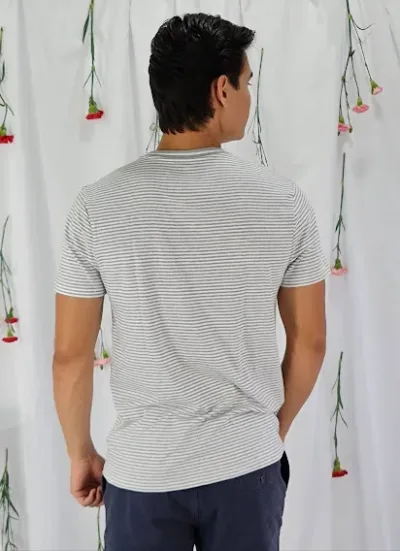 Camiseta Tommy Hilfiger para caballero diseño a rayas grises y blancas