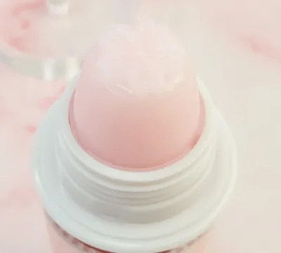Balsamo labial strawberries n´cream para dama color rosa
