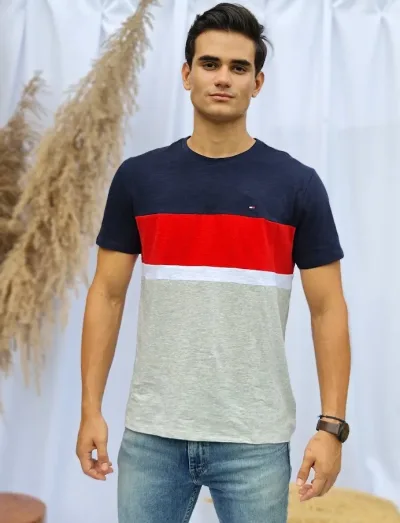 Camiseta Tommy Hilfiger para caballero con  diseño a rayas anchas color rojo, azul, blanco e gris